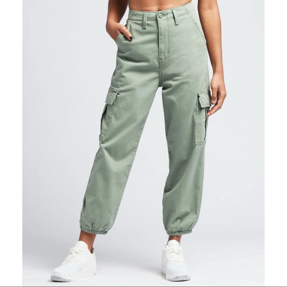 Levi’s High Waisted Cargo Utility Twill Pants in Army Green NEW